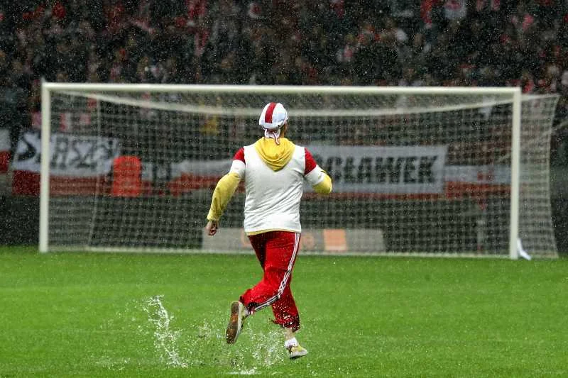 Adam Dziewulak na Stadionie Narodowym. Jego sprawę umorzono na rok