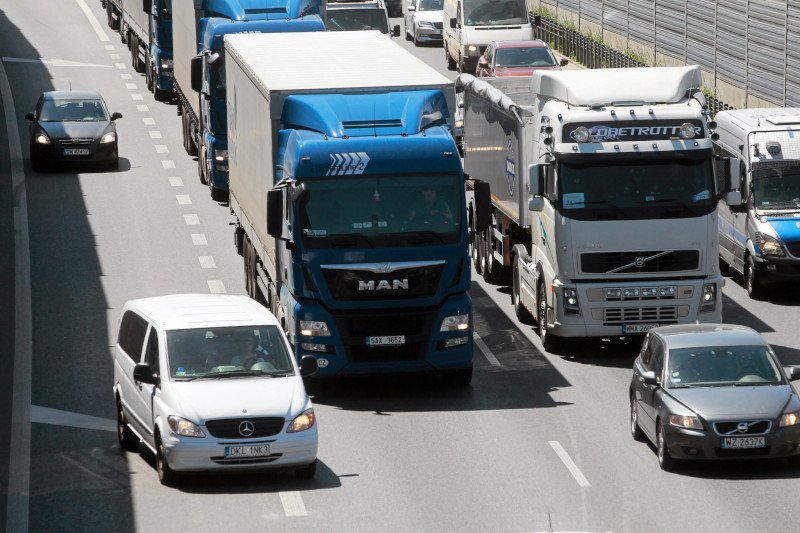 Ministerstwo musi wykonać wyrok TSUE i wpuścić tiry na wszystkie drogi w Polsce.