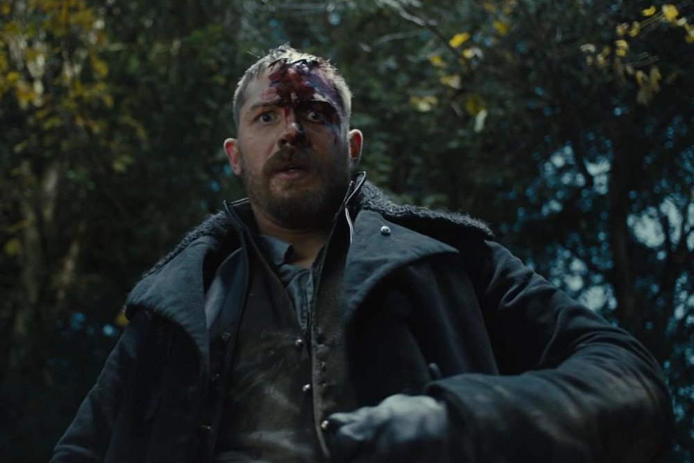 Tom Hardy w serialu Taboo jest i mroczny i odrażający. I taki powinien być ten serial.