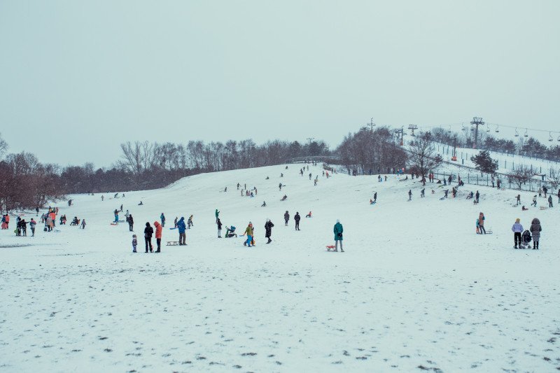 16 stycznia w Parku Szczęśliwickim w Warszawie doszło do tragicznego wypadku. 12-latek zjeżdżał z górki i uderzył w ławkę. Chłopiec zmarł w szpitalu.