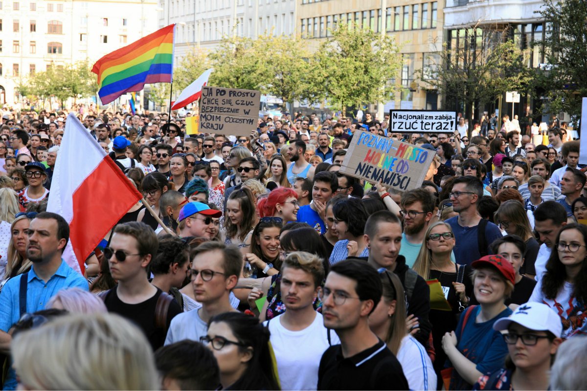 Tłumy Polaków manifestowały przeciwko przemocy i agresji w największych polskich miastach. Wyrazili poparcie dla uczestników Marszu Równości w Białymstoku.