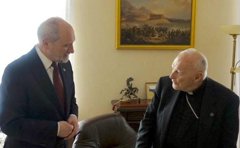 Antoni Macierewicz spotykał się z kardynałem Theodorem McCarrickiem, który został oskarżony o molestowanie.