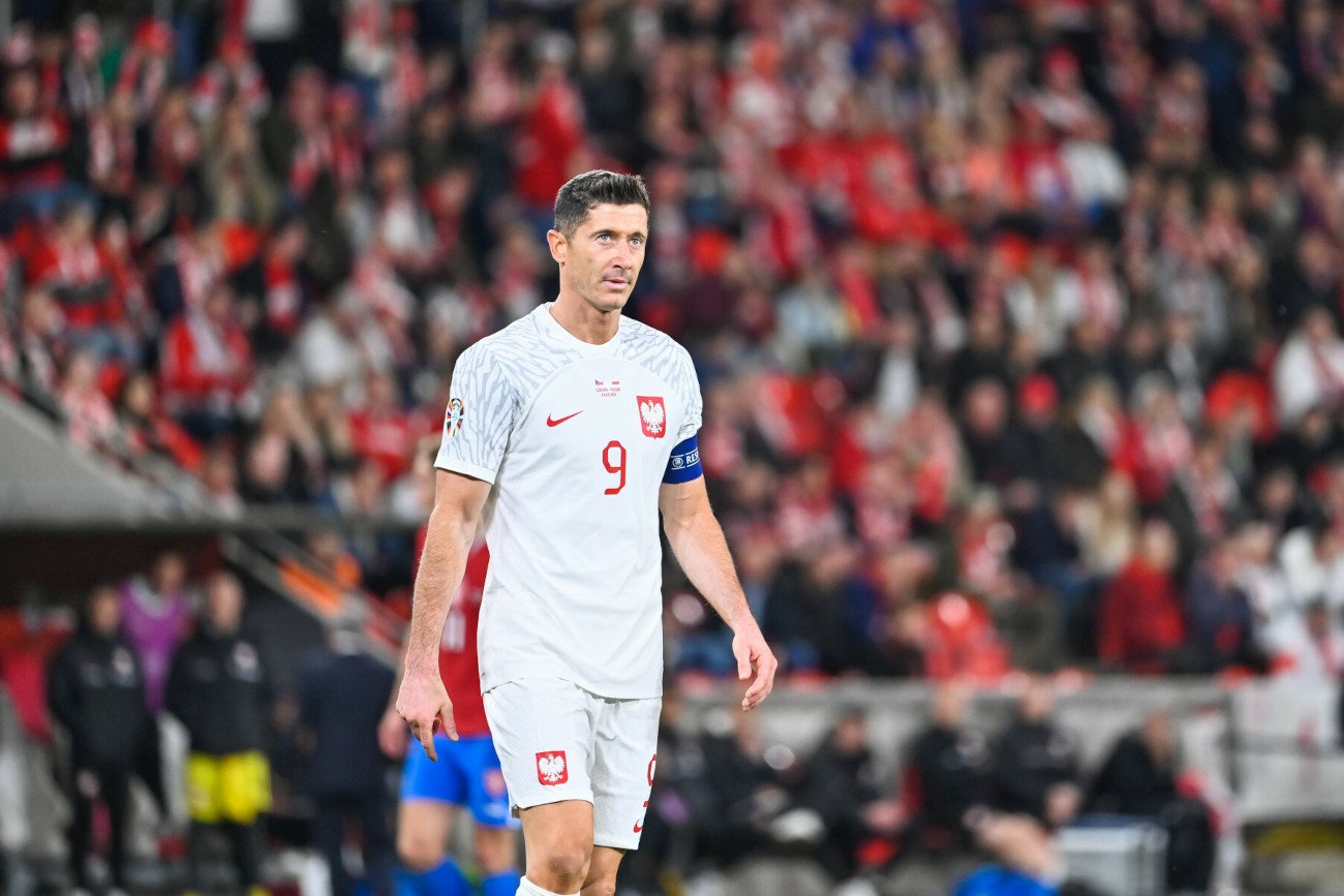 Robert Lewandowski z pewnością nie tak wyobrażał sobie powrót do reprezentacji Polski po mundialu w Katarze.