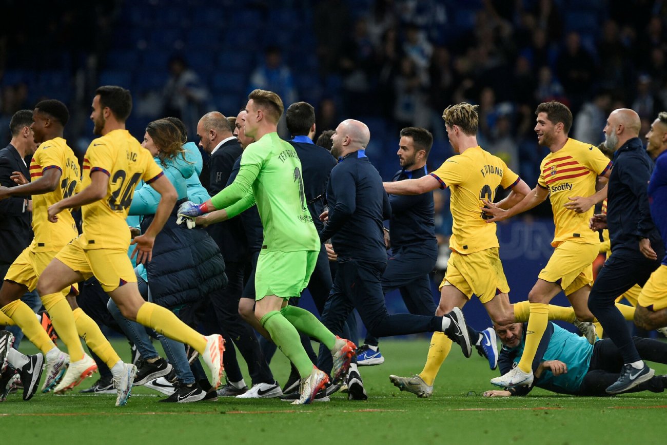 Barca mistrzem Hiszpanii. Potem piIłkarze Barcelony uciekali przed kibolami