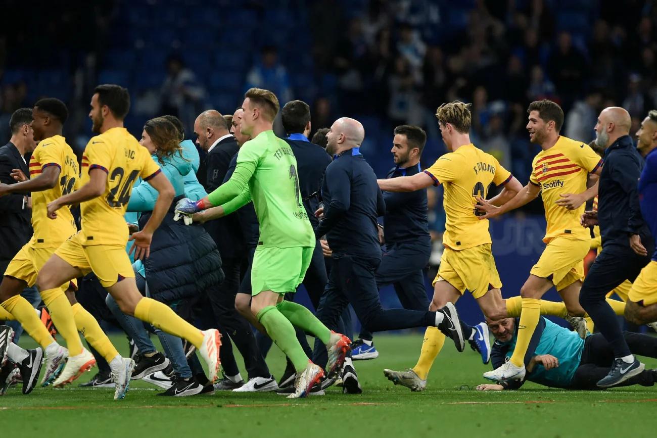 Barca mistrzem Hiszpanii. Potem piIłkarze Barcelony uciekali przed kibolami