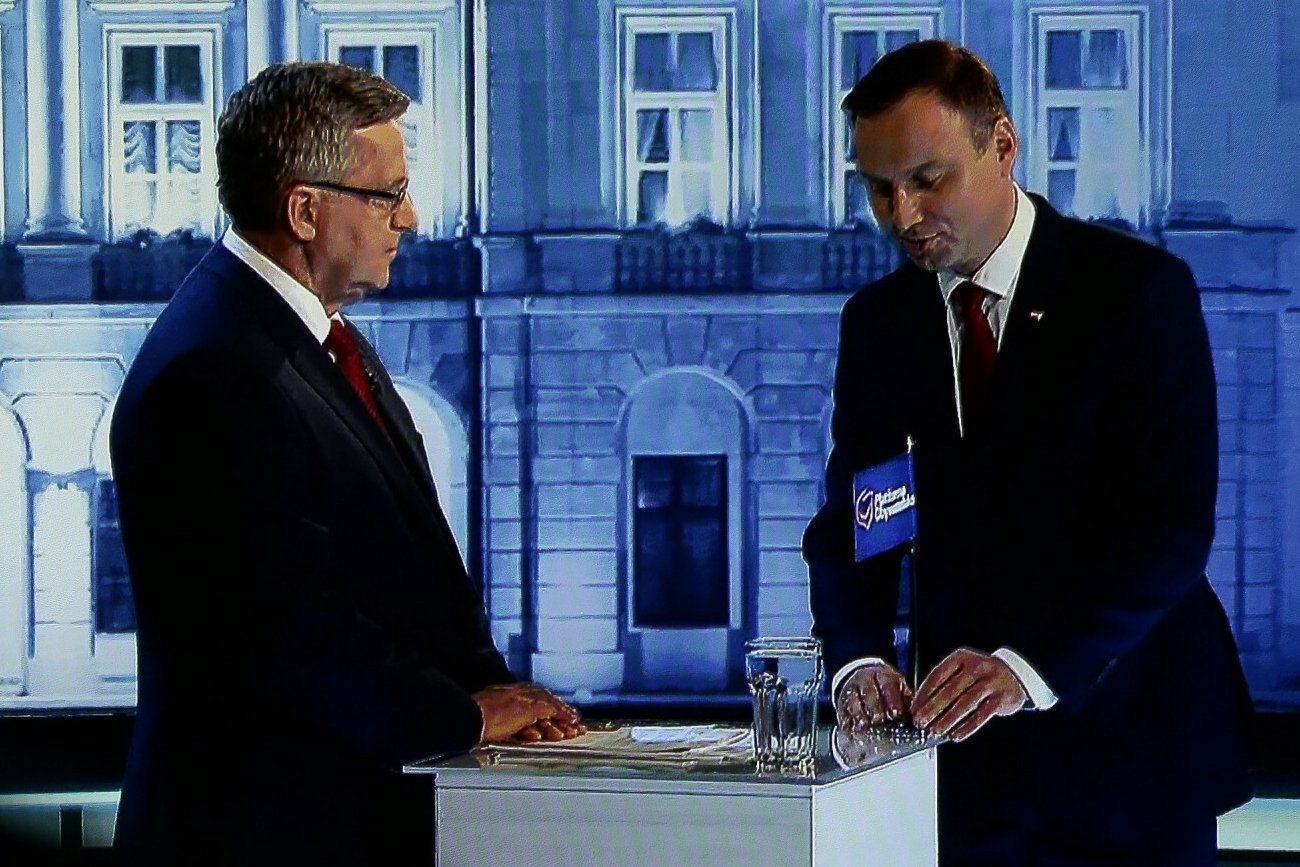 Kolejny wątek w aferze mailowej. Niektóre z maili stawiają debatę pomiędzy Dudą a Komorowskim w innym świetle