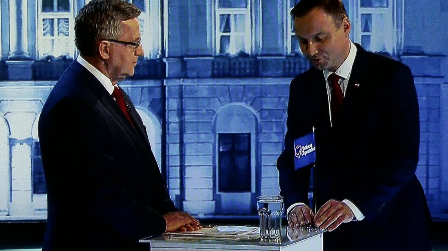 Kolejny wątek w aferze mailowej. Niektóre z maili stawiają debatę pomiędzy Dudą a Komorowskim w innym świetle