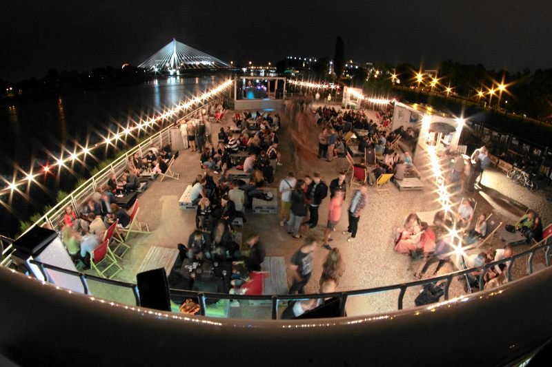 Klubokawiarnia Cud nad Wisłą. Warszawa chce wprowadzić strefy bez ciszy nocnej