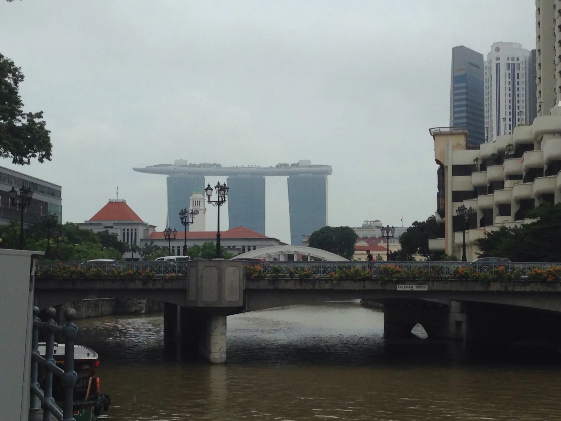 W tle słynny budynek Marina Bay Sands. Singapur.