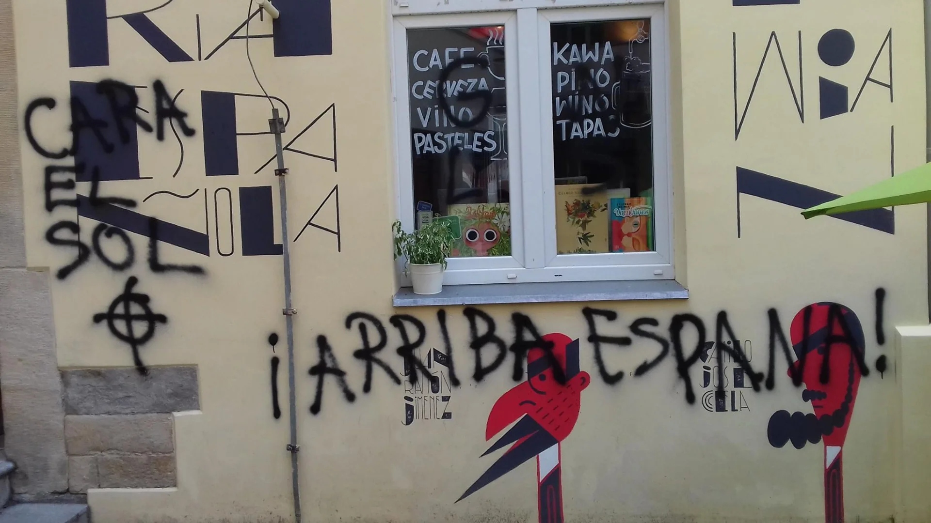 Na ścianie jest hymn hiszpańskiej Falangi i krzyż celtycki