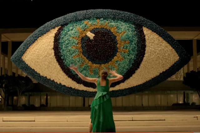 Kadr z reklamy perfum Kenzo wyreżyserowanej przez Spike'a Jonze'a.
