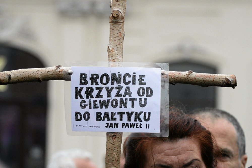 Jeden z obrońców krzyża na Krakowskim Przedmieściu trafił do szpitala psychiatrycznego. Sąd uznał, że niesłusznie i nakazał przeprosiny.