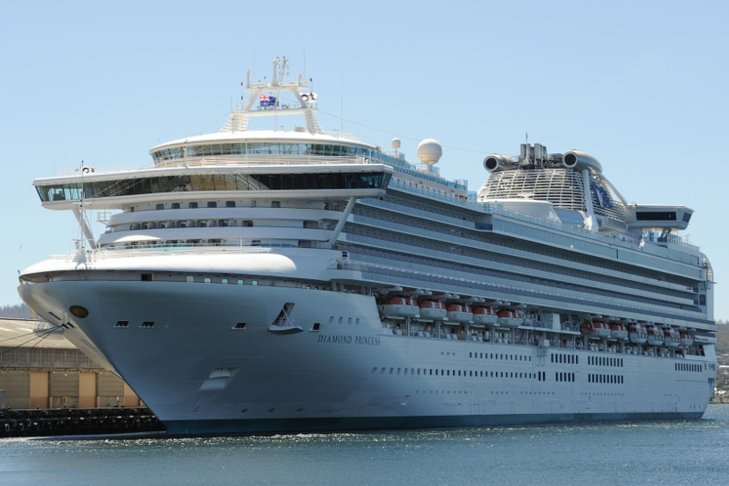 Pasażerowie i członkowie załogi na wycieczkowcu Diamond Princess przechodzą kwarantannę.