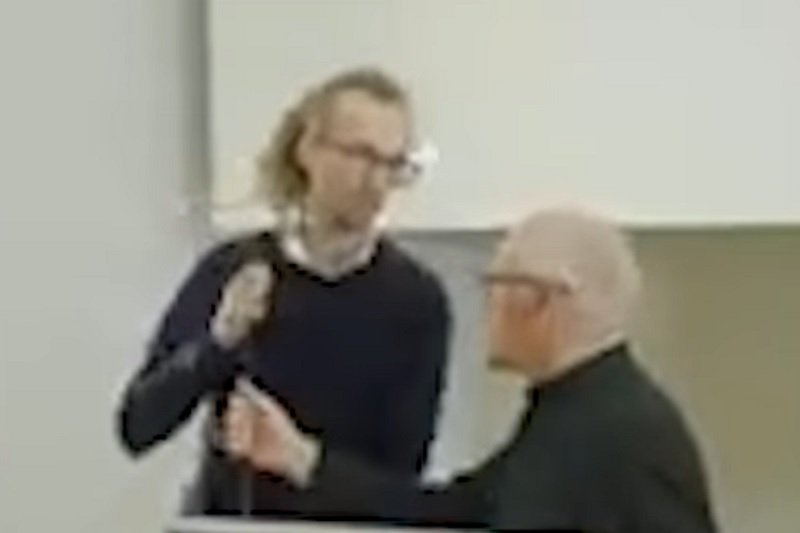 Paweł Kostowski mówił o ofierze księdza pedofila. Jego wystąpienie przerwano.