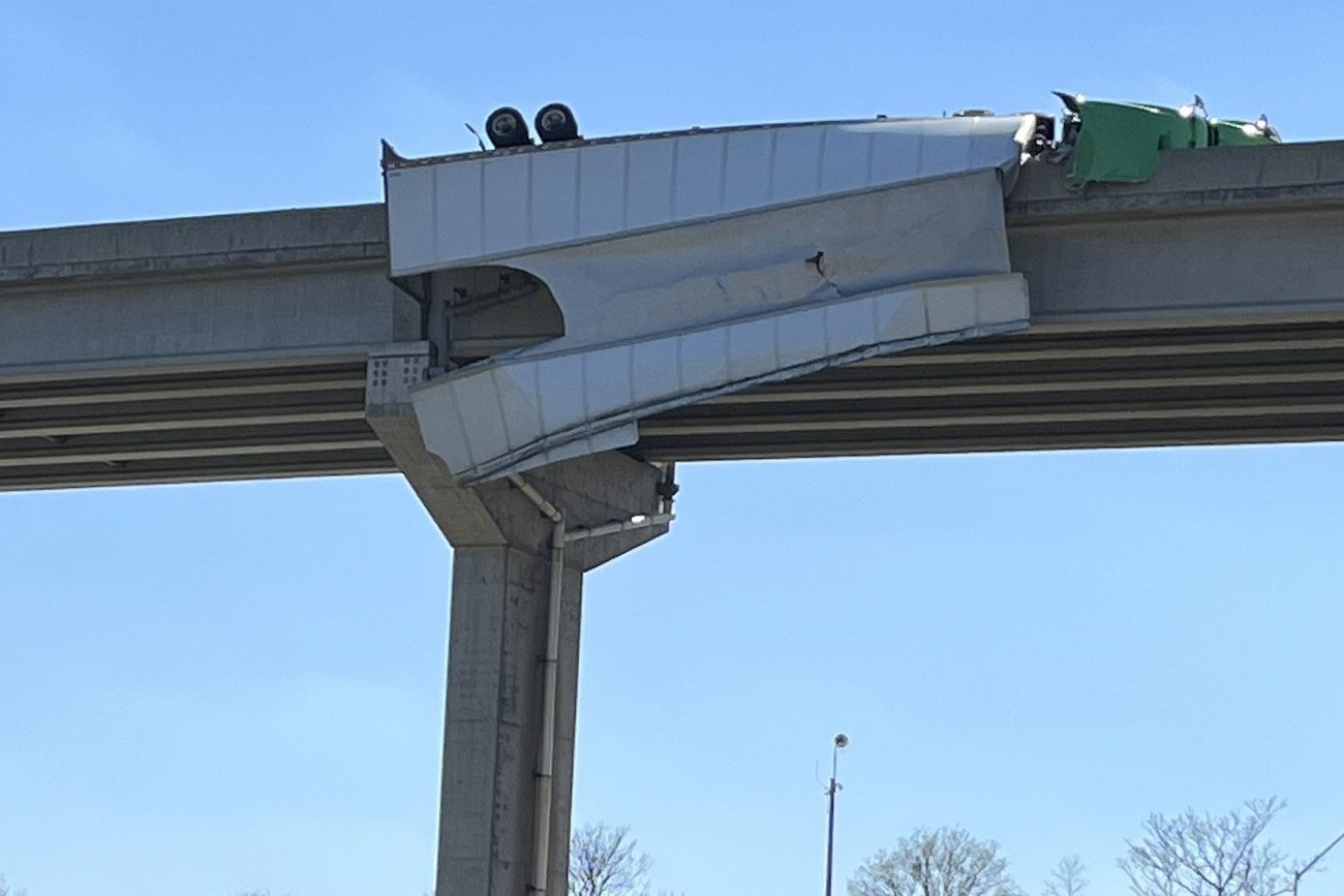 W USA doszło do koszmarnego wypadku. Ciężarówka zwisała z wiaduktu.