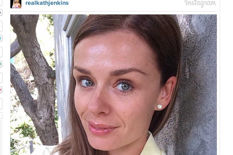 Tysiące kobiet fotografuje się bez makijażu (tutaj walijska wokalistka Katherine Jenkins)