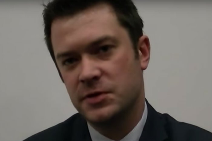 Marek Pyza zarzucił Antoniemu Macierewiczowi kłamstwo w kontekście raportu o katastrofie smoleńskiej.