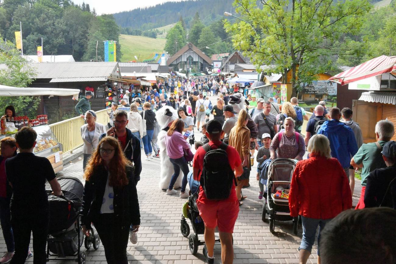 "Tygodnik Podhalański" poinformował, że w środę kolejka do busów do Morskiego Oka była "największa w historii".