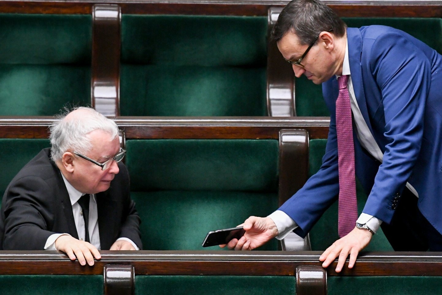 Mateusz Morawiecki miał używać prywatnej skrzynki po wybuchu afery e-mailowej.