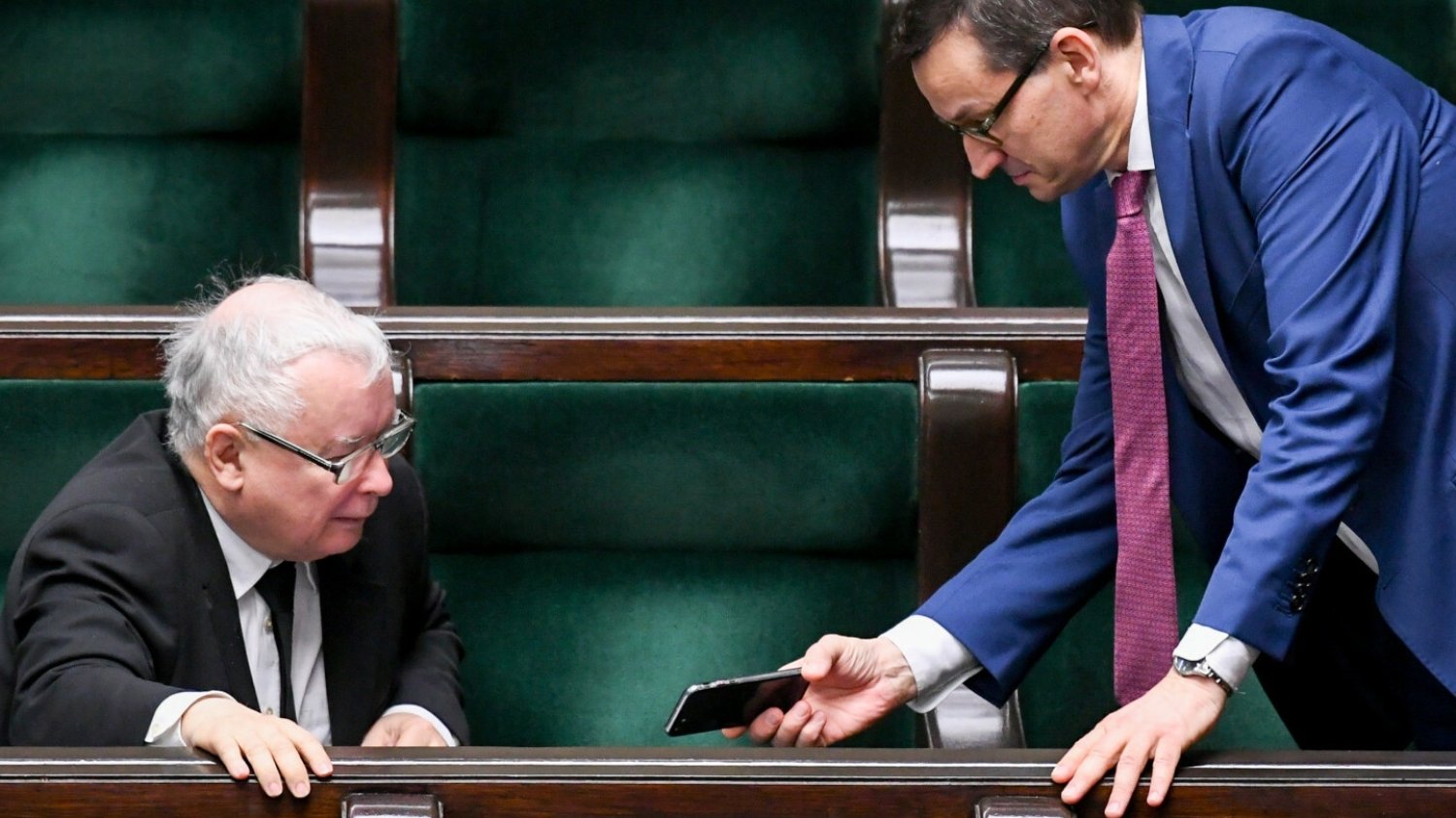 Mateusz Morawiecki miał używać prywatnej skrzynki po wybuchu afery e-mailowej.