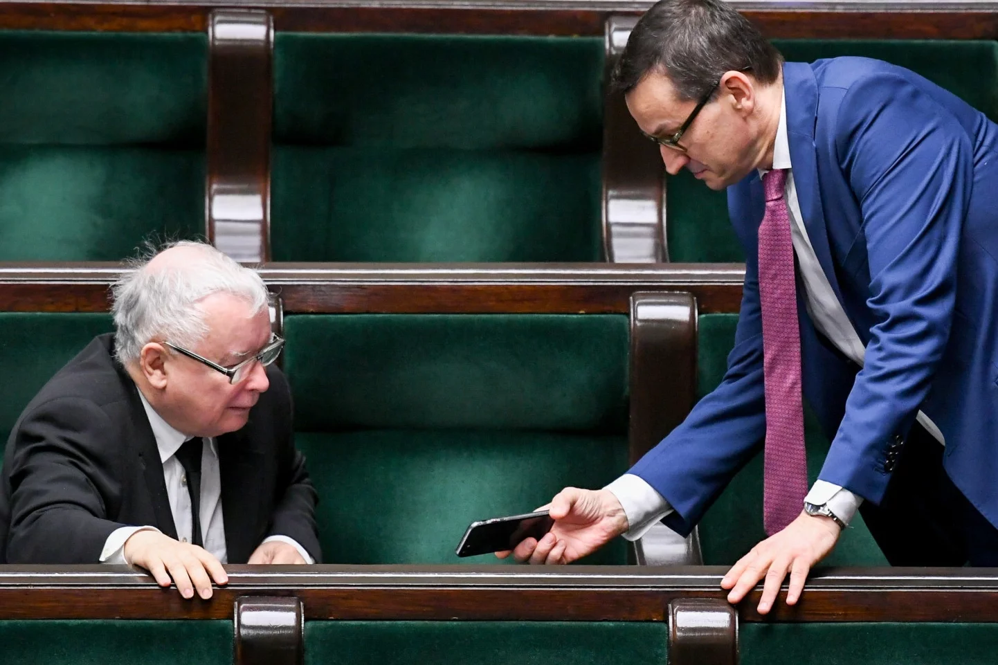 Mateusz Morawiecki miał używać prywatnej skrzynki po wybuchu afery e-mailowej.