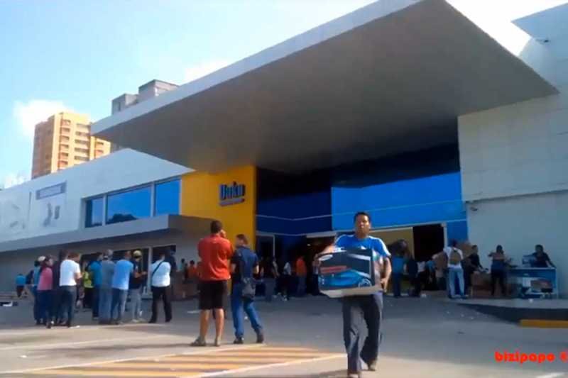 Nakazana przez rząd wyprzedaż w sklepach z elektroniką spowodowała szturm na placówki sieci Daka.