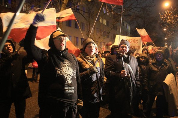 Zwolennicy PiS pod siedzibą "Gazety Wyborczej".