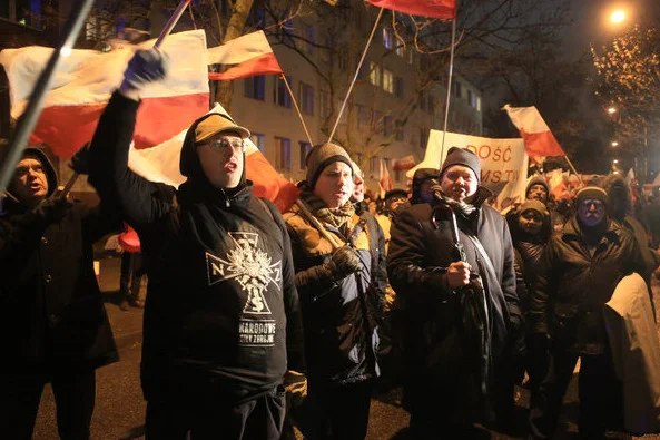 Zwolennicy PiS pod siedzibą "Gazety Wyborczej".