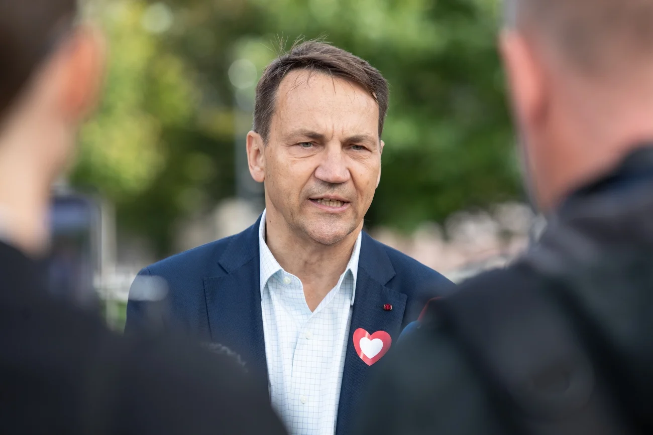 Czy Sikorski powinien zastąpić Tuska? Wyniki naszej nowej sondy są wymowne "Polityczna sukcesja"? Zapytaliśmy, czy Sikorski powinien zastąpić Tuska – oto wyniki