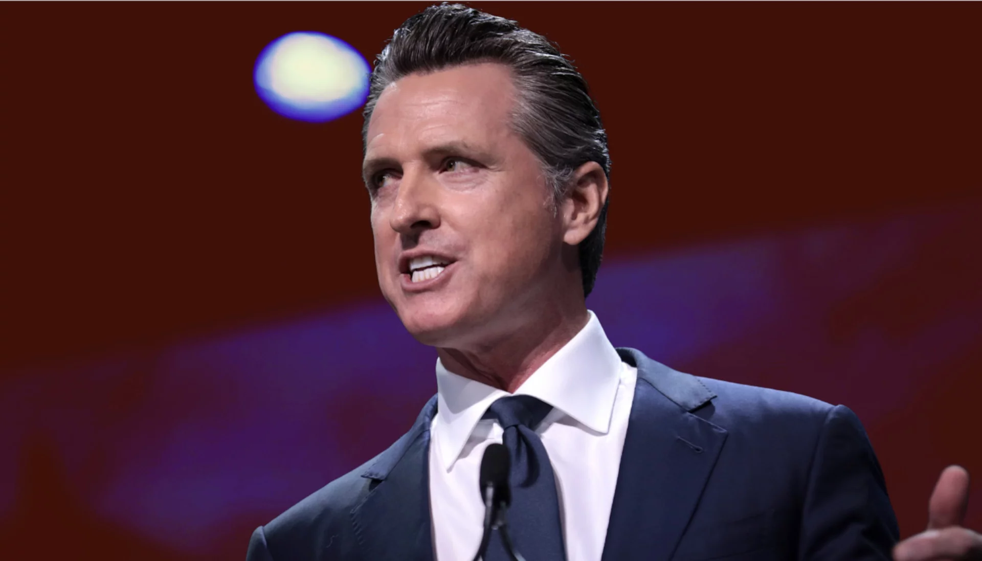 Gavin Newsom, gubernator Kalifornii, stawia się Trumpowi jak mało kto. Czy to on może wytrącić mu berło w 2028 roku?