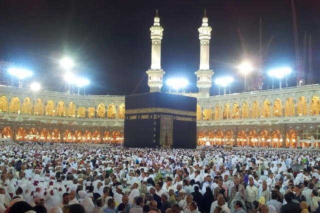 Muzułmańscy pielgrzymi przy hadżarze, świętym kamieniu