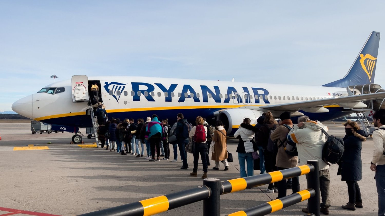Ryanair wzywa polski rząd do zawieszenia systemu EES, aby uniknąć chaosu w szczycie sezonu Kolejki do kontroli paszportowej podczas majówki trwały tyle, co średni lot linii Ryanaira