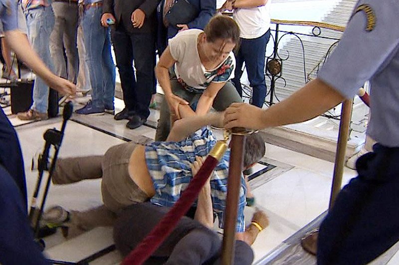 W Sejmie doszło do bójki z udziałem pracownika biura prasowego Prawa i Sprawiedliwości.