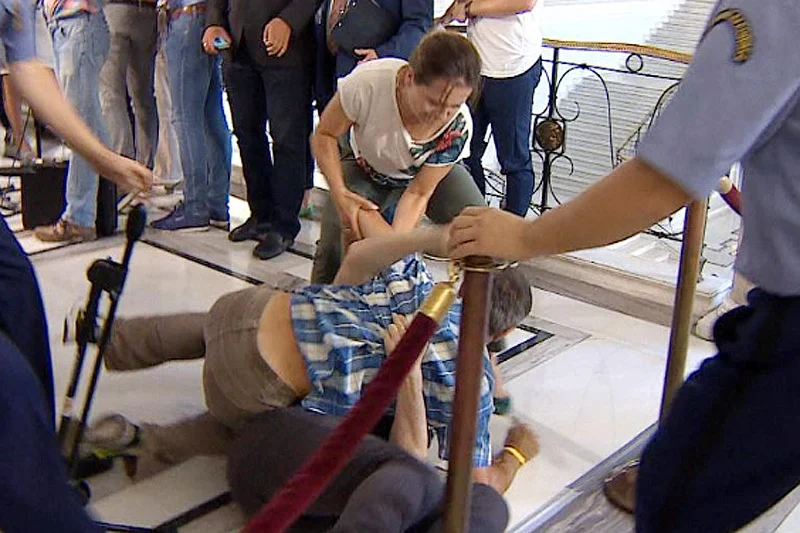 W Sejmie doszło do bójki z udziałem pracownika biura prasowego Prawa i Sprawiedliwości.
