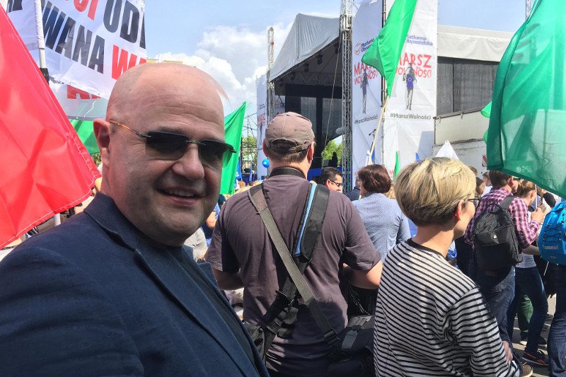 Fala hejtu na znanego aktora po opublikowaniu przez niego zdjęcia z Marszu Wolności.