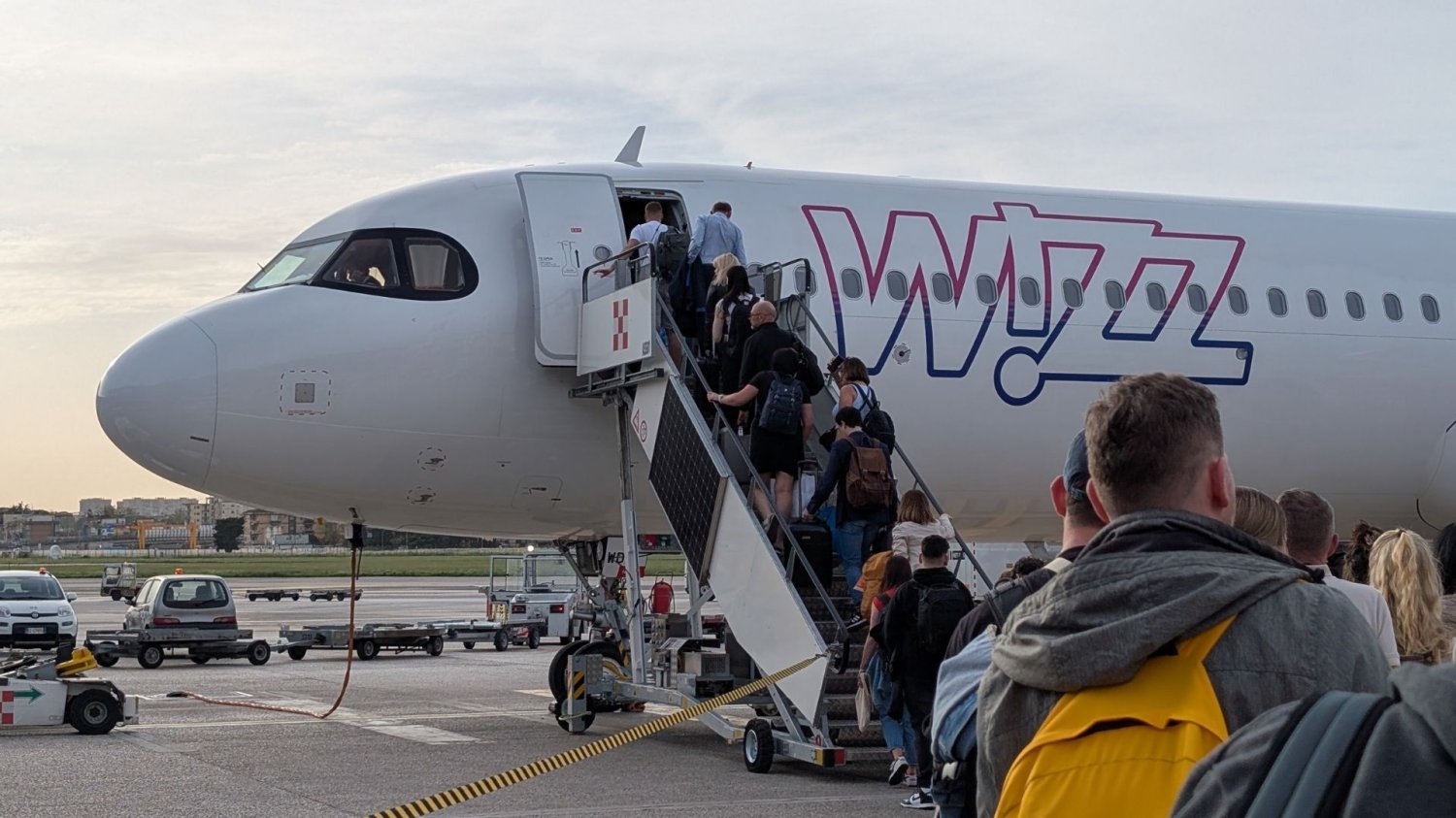 Pasażerowie i samolot Wizz Aira Pasażerowie wsiadający na pokład Wizz Aira