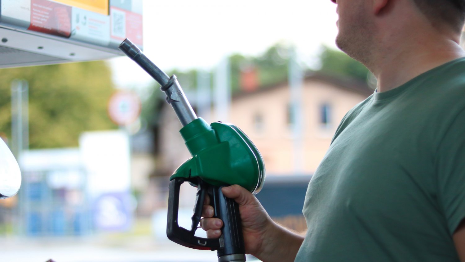 Tańsze paliwa na stacjach zostają z nami na dłużej. Rząd podał nowy termin