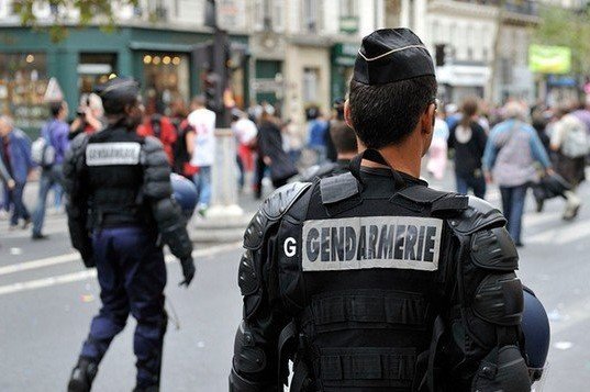 Narty we Francji? Francja wydłużyła godzinę policyjną ze względu na epidemię.