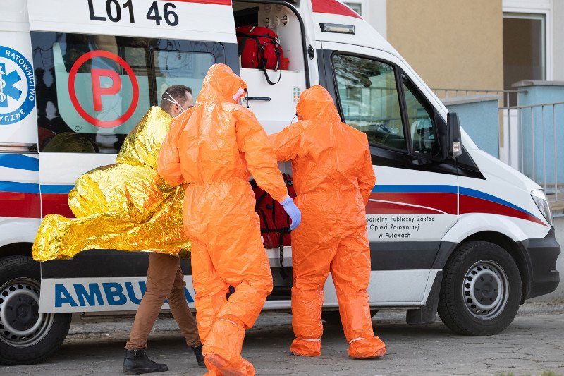 Prof. Mirosław Wielgoś, rektor WUM apeluje o izolację i przestrzeganie kwarantanny.