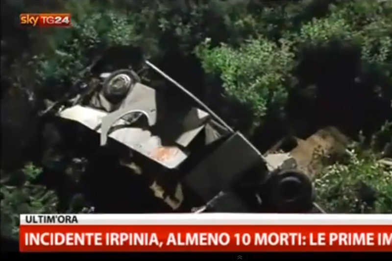 W wypadku autokaru we Włoszech zginęło co najmniej 37 osób.