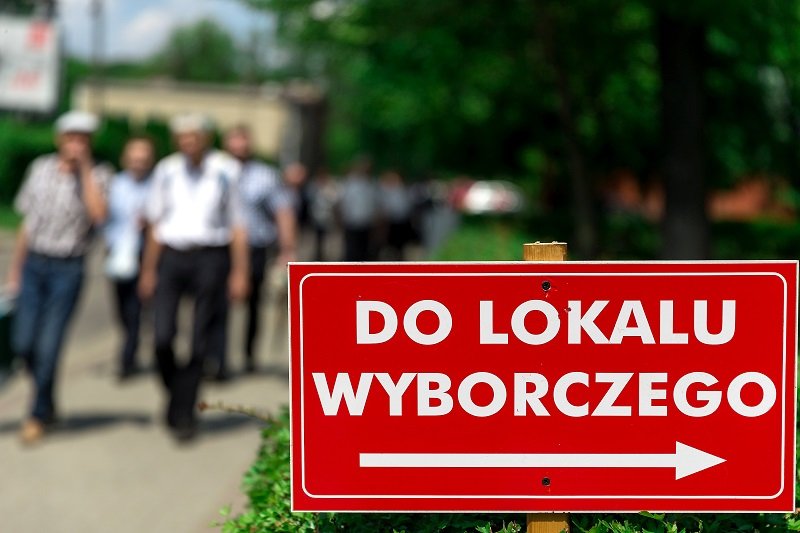 Do godz. 12:00 najwięcej osób głosowało w małych miastach i na wsiach.