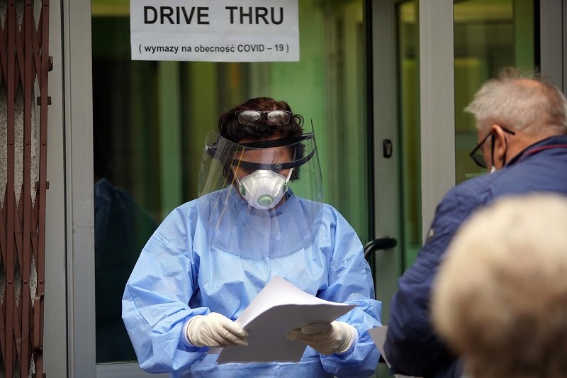 Ponad 16 tys. zakażeń w nowym raporcie MZ.