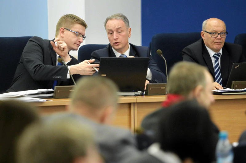Prezydent miasta Krzysztof Matyjaszczyk i wiceprezydenci Jaroslaw Marszalek i Krzysztof Lozinski podczas sesji budżetowej Rady Miasta przed listopadowymi wyborami .