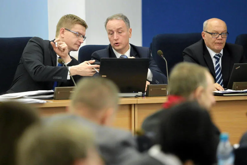 Prezydent miasta Krzysztof Matyjaszczyk i wiceprezydenci Jaroslaw Marszalek i Krzysztof Lozinski podczas sesji budżetowej Rady Miasta przed listopadowymi wyborami .
