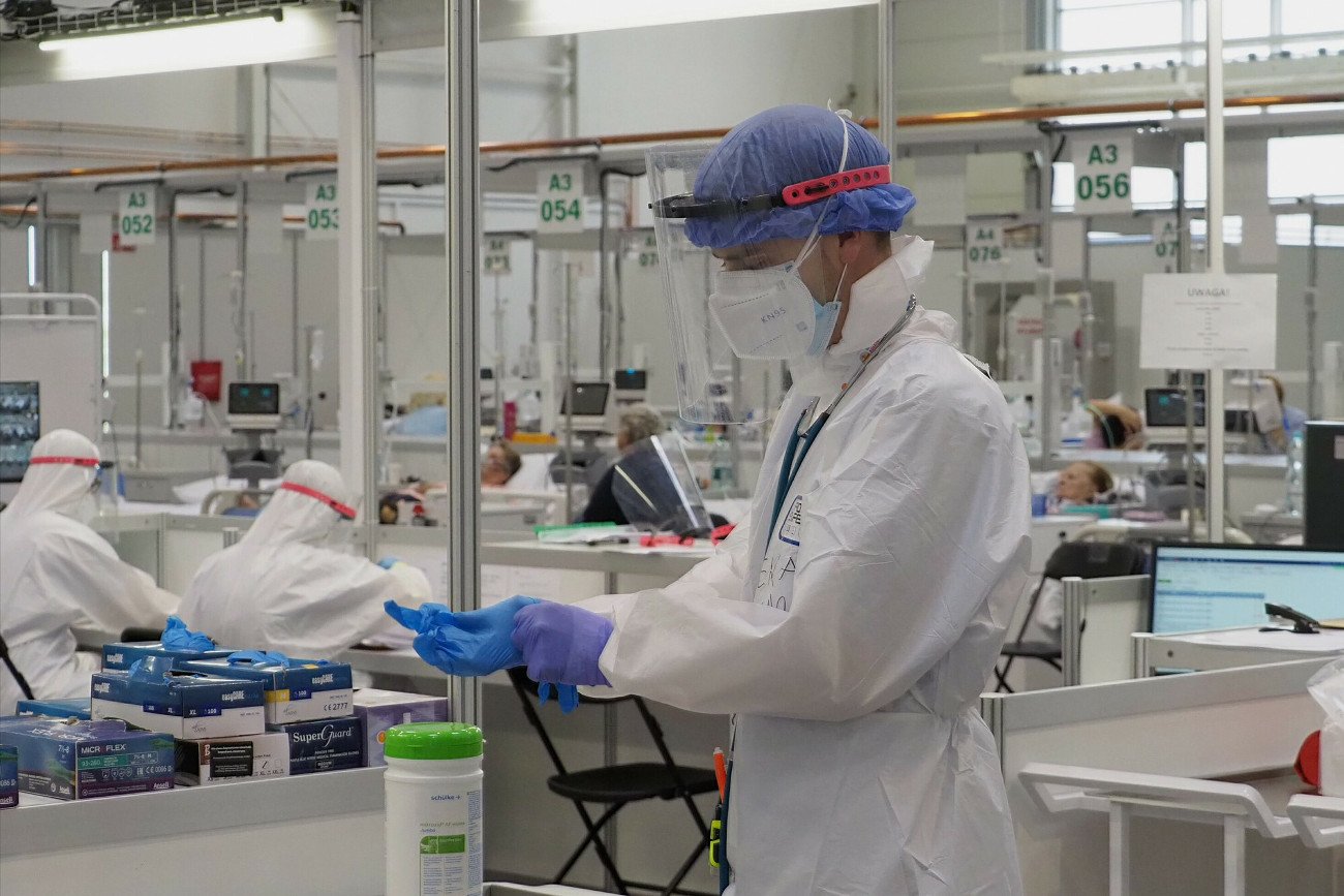 Liczba zakażeń koronawirusem jest wyższa niż zakładano.