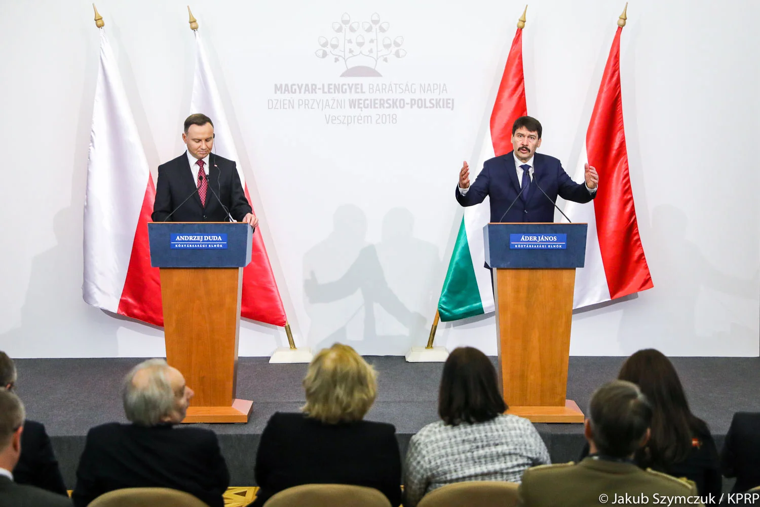 Niezwykłe zdjęcie Andrzeja Dudy i Jánosa Ádera wykonane podczas wizyty polskiego prezydenta na Węgrzech. Autorem zdjęcia jest prezydencki fotograf Jakub Szymczuk.