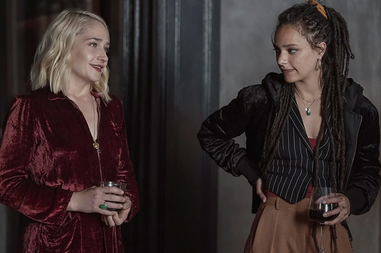 Jemima Kirke i Sasha Lane w serialu "Rozmowy z przyjaciółmi"