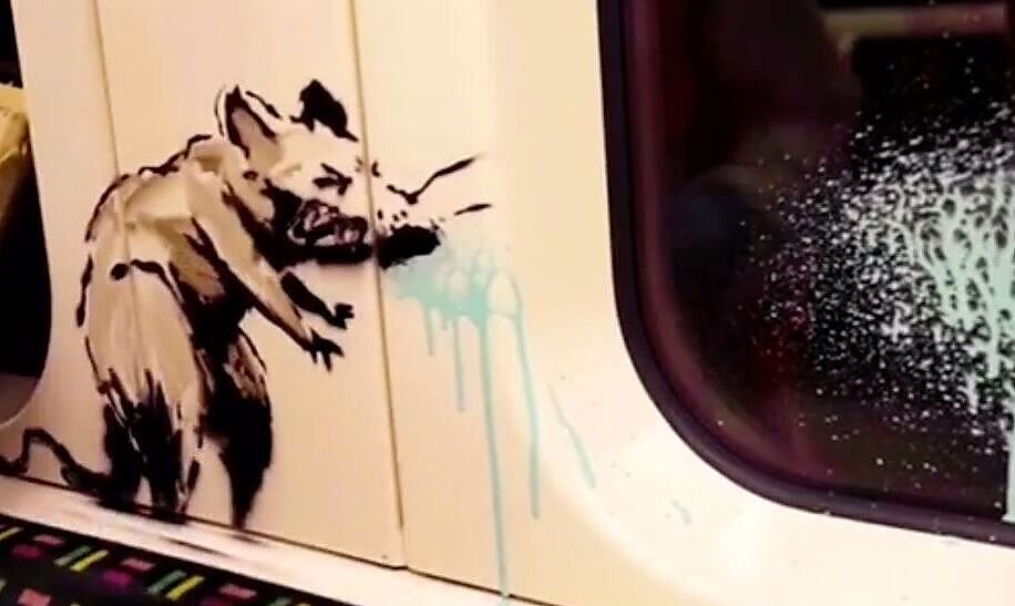 Nowe dzieło Banksy'ego powstało w londyńskim metrze. Artysta zachęca do noszenia maseczek w komunikacji miejskiej.