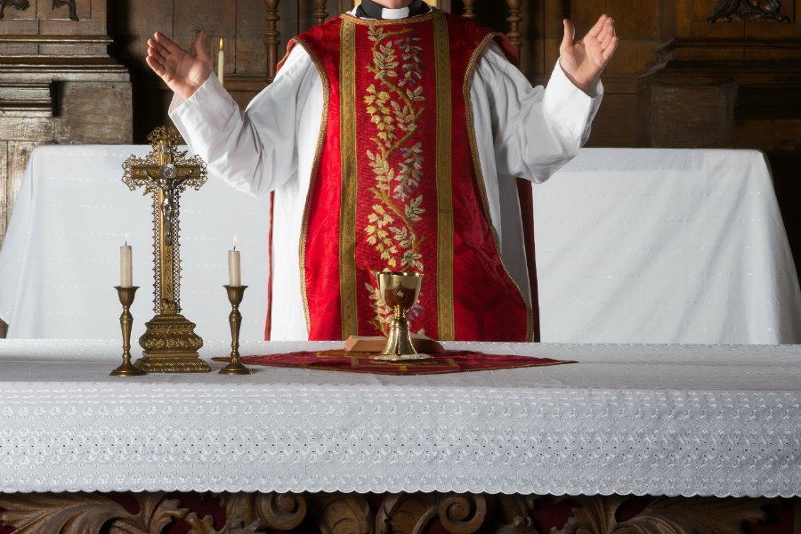 Proboszcz z Brzezin uważa, że "świat oszalał z powodu (ś)wirusa".