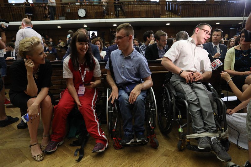 Parlament Dzieci i Młodzieży jest odpowiedzią na odwołanie obrad Sejmu Dzieci i Młodzieży przez Marka Kuchcińskiego.
